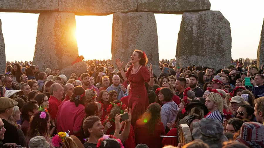 Стоунхенджде қысқы күн тоқырауы аталып өтіледі Стоунхенджде қысқы күн тоқырауы аталып өтіледі